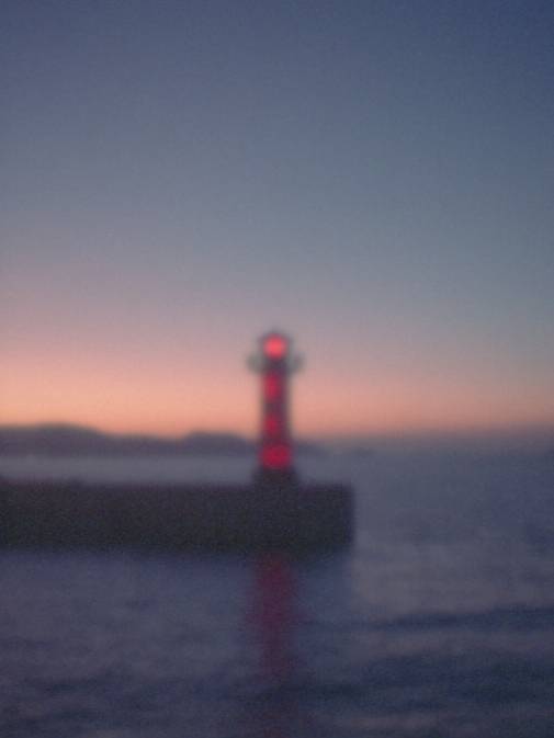 静かな海の向こう