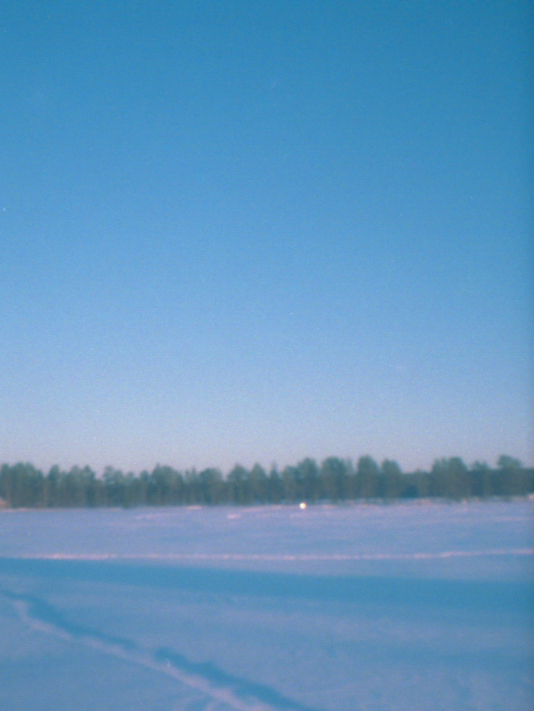 対岸の家がひかる冬